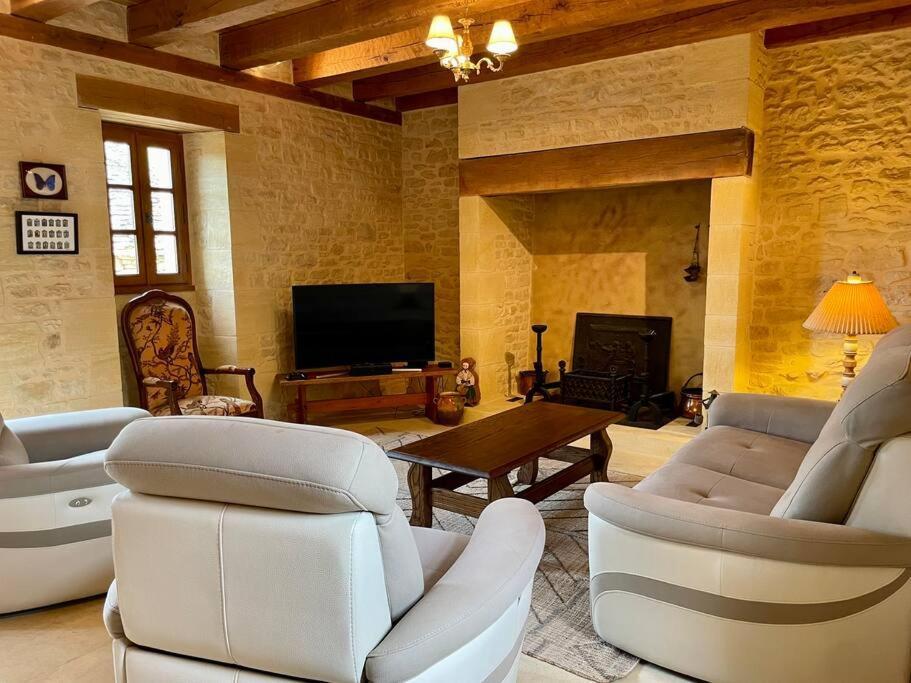 Charming 19Th Century Farmhouse With Pool Витрак Екстериор снимка